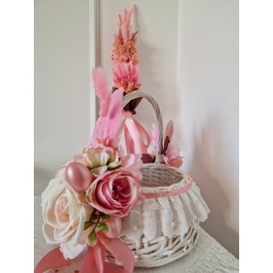 Koszyk wielkanocny na święconkę udekorowany kwiatami Różowy Koszyczek